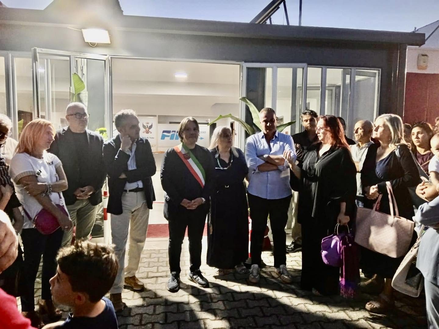Il pubblico riunito davanti all'ingresso dell'impianto durante la cerimonia