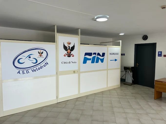 Atrio interno con i pannelli informativi e l'indicazione dell'ingresso alle vasche